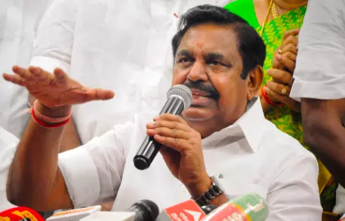 எடப்பாடி பழனிசாமியை சந்தித்து |திருப்பதி பிரசாதம் வழங்கிய குப்புசாமி