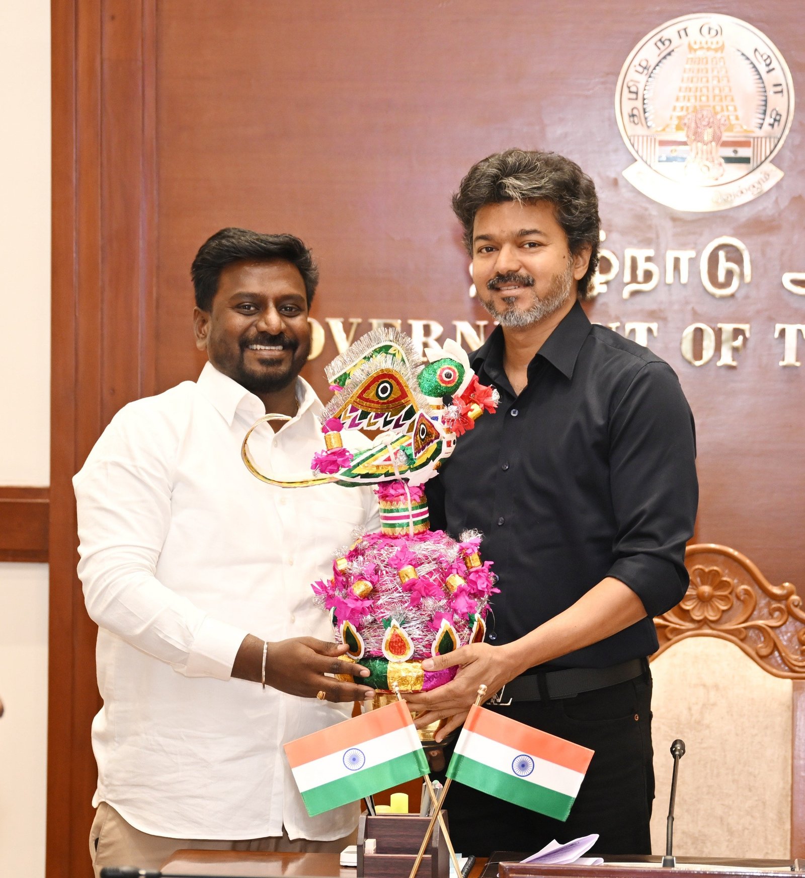ராஜ்மோகன் முதல்வருக்கு பரிசளித்தார்